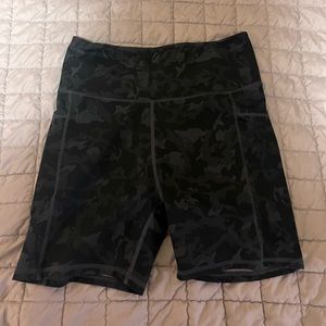 Mid thigh workout biker shorts camo